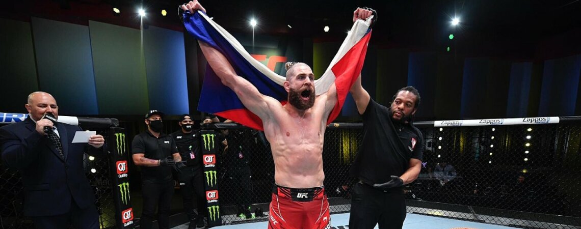 Svěřenec našeho patrona Jiří Procházka ukázal ostré lokty a&nbsp;ohromil UFC.